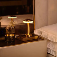 Goldene LED-Tischlampe auf Nachttisch, modernes Design, Schlafzimmerbeleuchtung, Dekoration.