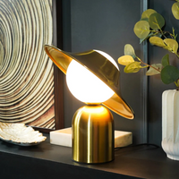 Goldene Tischlampe mit modernem Design, runder Schirm, dekorative Beleuchtung, Wohnzimmer.