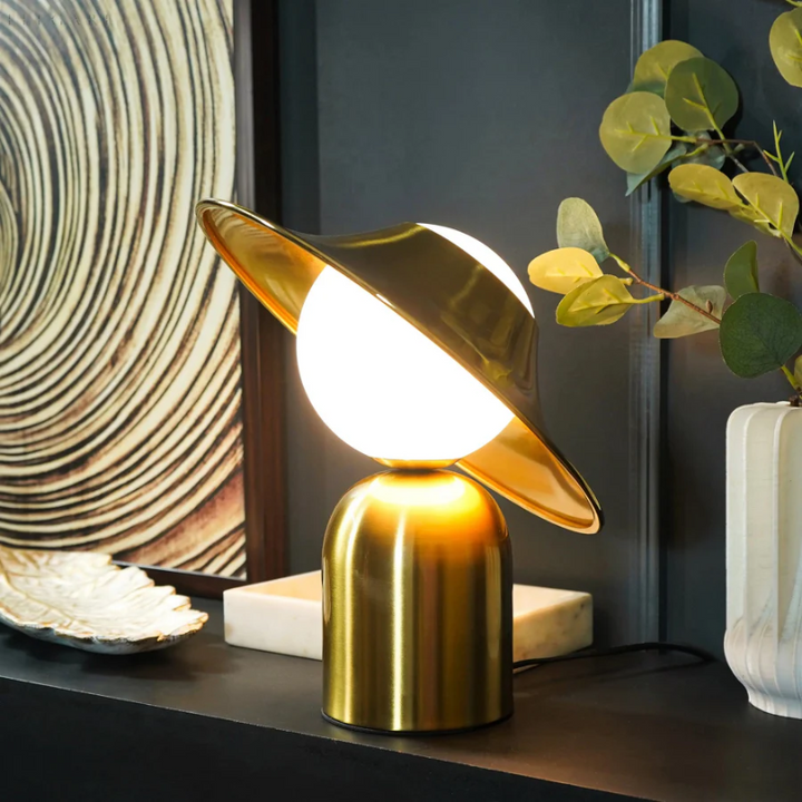 Goldene Tischlampe mit modernem Design, runder Schirm, dekorative Beleuchtung, Wohnzimmer.