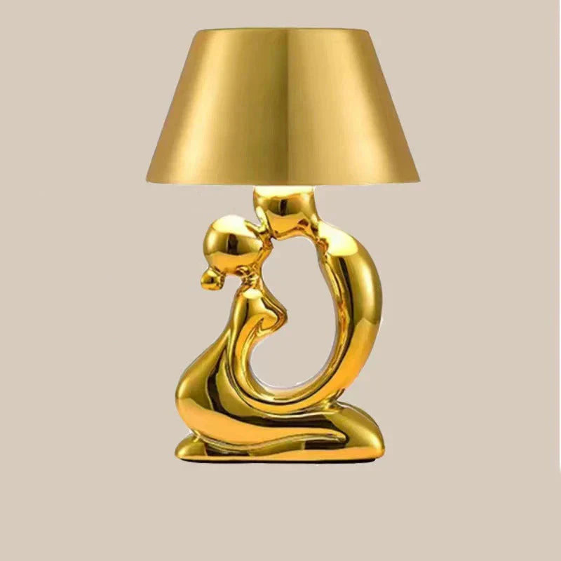 Goldene Tischlampe mit abstrakter Skulptur, modernes Design, Wohnzimmerbeleuchtung.