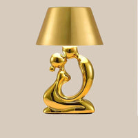 Goldene Tischlampe mit abstrakter Skulptur, modernes Design, Wohnzimmerbeleuchtung.