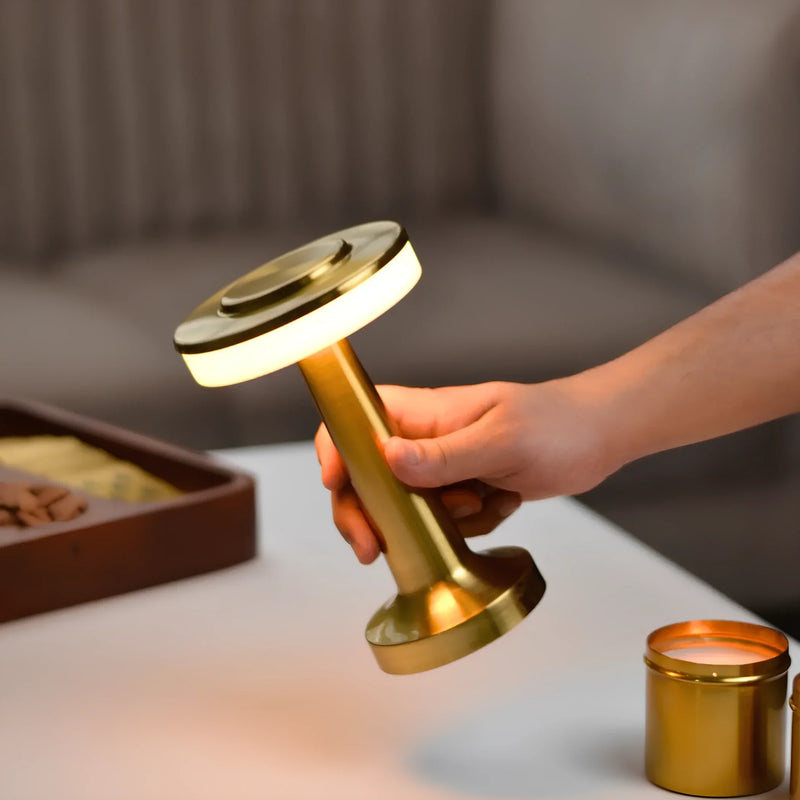 Goldene tragbare LED-Lampe, modern, handgehalten, ideal für Wohnzimmerbeleuchtung.