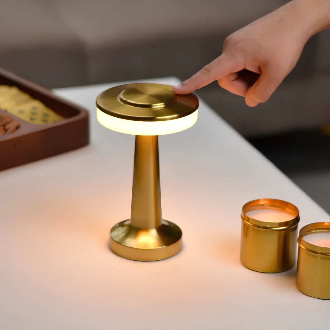 Goldene LED-Tischlampe, berührungsaktiviert, modernes Design, Wohnzimmerbeleuchtung.