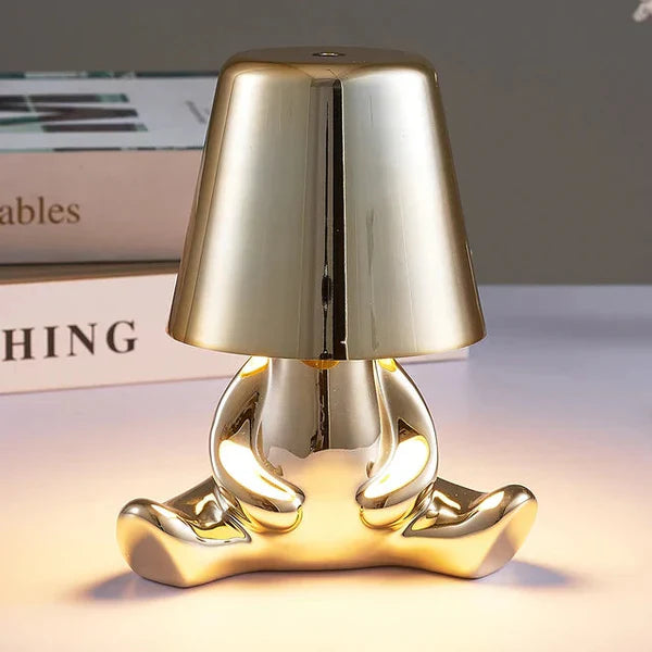 Goldene Tischlampe in Form einer Figur, modernes Design, dekorative Beleuchtung, Metall.