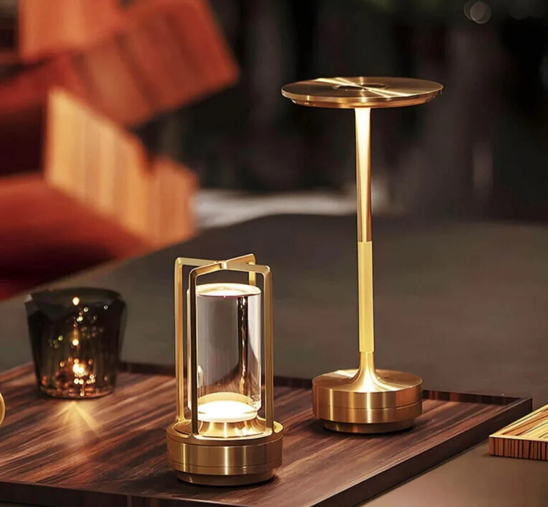 Moderne goldene Tischlampen auf Holzplatte, LED-Beleuchtung, elegantes Design, Wohnzimmer-Dekor.