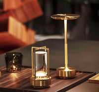 Moderne goldene Tischlampen auf Holzplatte, LED-Beleuchtung, elegantes Design, Wohnzimmer-Dekor.