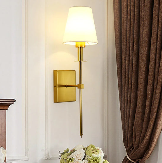 Goldene Wandleuchte mit weißem Lampenschirm, klassisches Design, Innenbeleuchtung, Wohnzimmer.