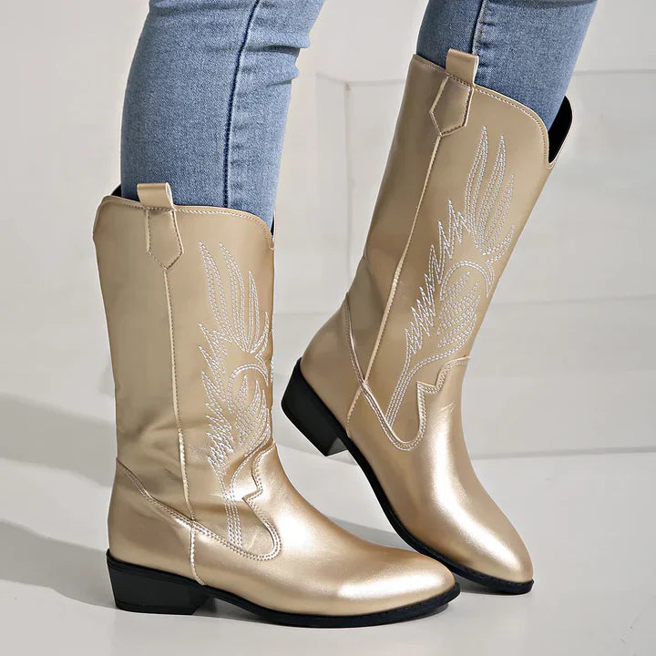 Goldene Cowboystiefel aus Leder mit Stickerei, Damenmode, Westernstil, modische Stiefel.