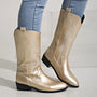 Goldene Cowboystiefel aus Leder mit Stickerei, Damenmode, Westernstil, modische Stiefel.
