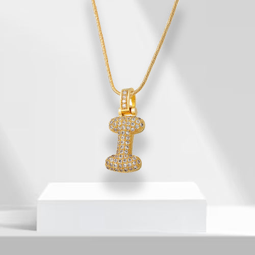 Goldene Buchstaben-Halskette mit Strasssteinen, elegantes Schmuckstück, Geschenkidee.