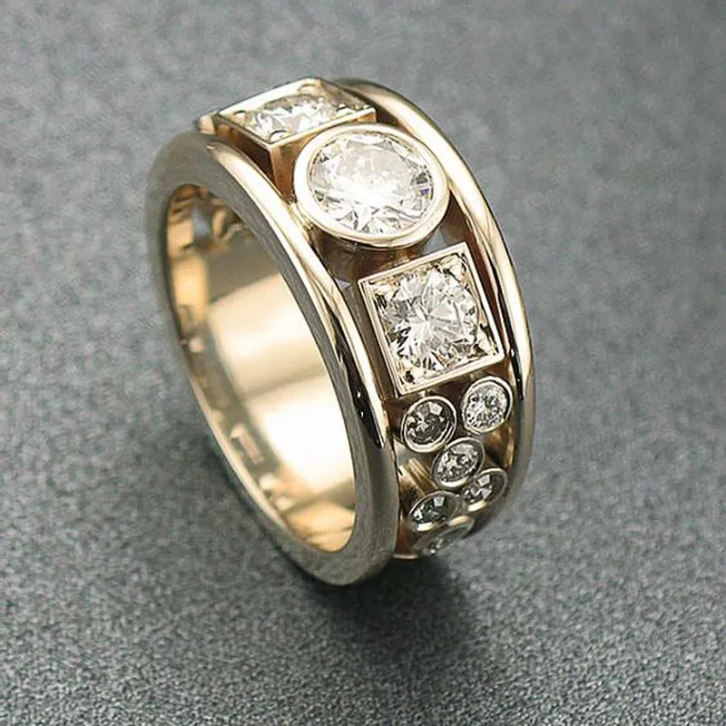 Goldener Diamantring mit mehreren Steinen, luxuriöses Schmuckdesign, glänzend und elegant.