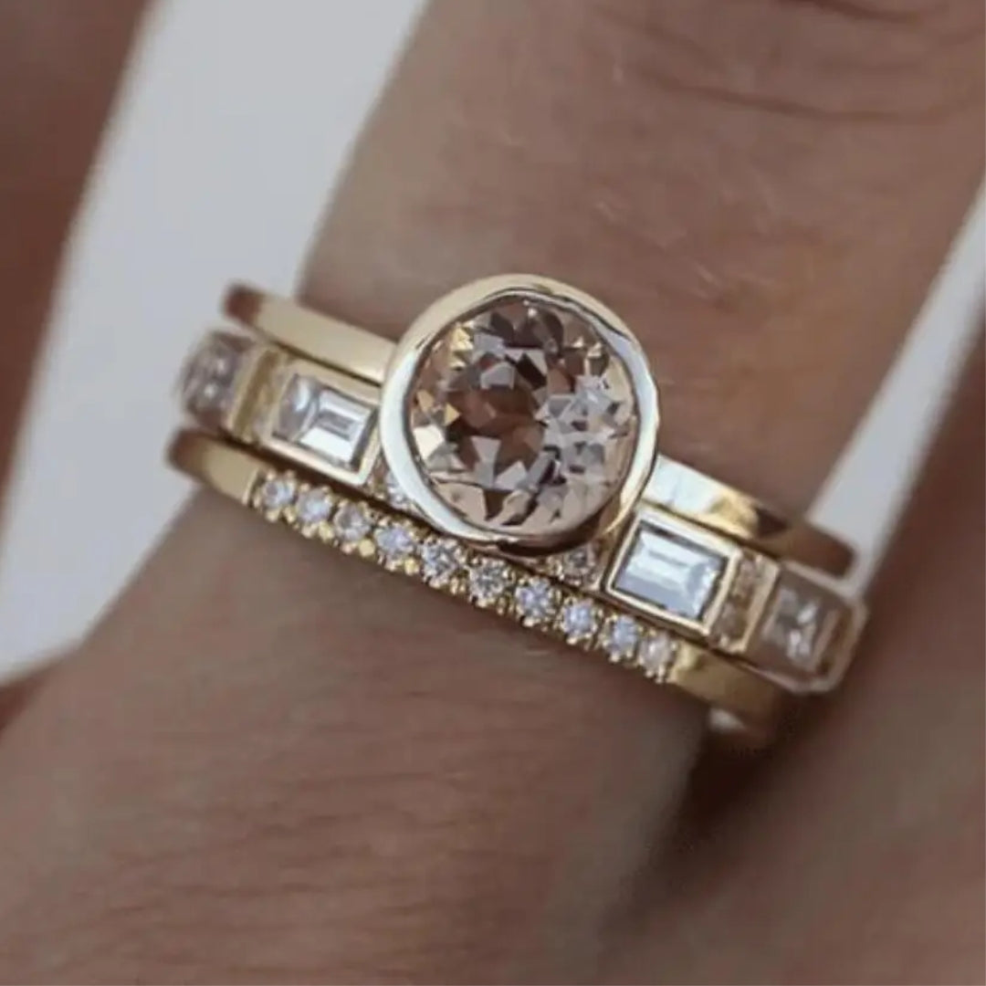 Goldener Verlobungsring mit rundem Diamant und rechteckigen Steinen, elegantes Schmuckdesign.