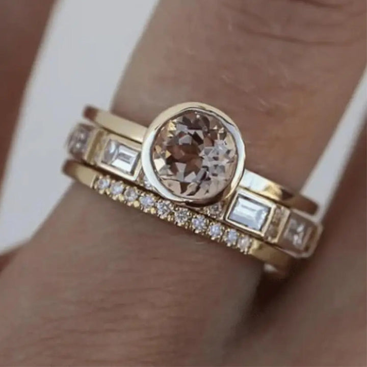 Goldener Verlobungsring mit rundem Diamant und rechteckigen Steinen, elegantes Schmuckdesign.