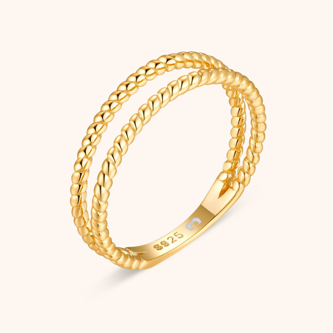 Goldener Doppelring aus 925er Silber, gedrehtes Design, eleganter Schmuck für Damen.