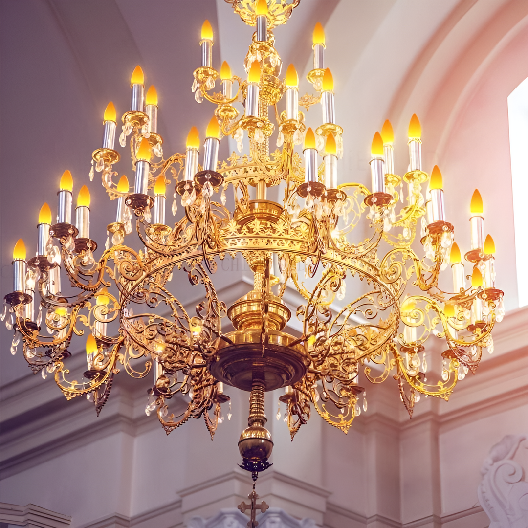 Großer goldener Kronleuchter mit Kerzen in barocker Kirche, luxuriöse Beleuchtung, Dekoration.