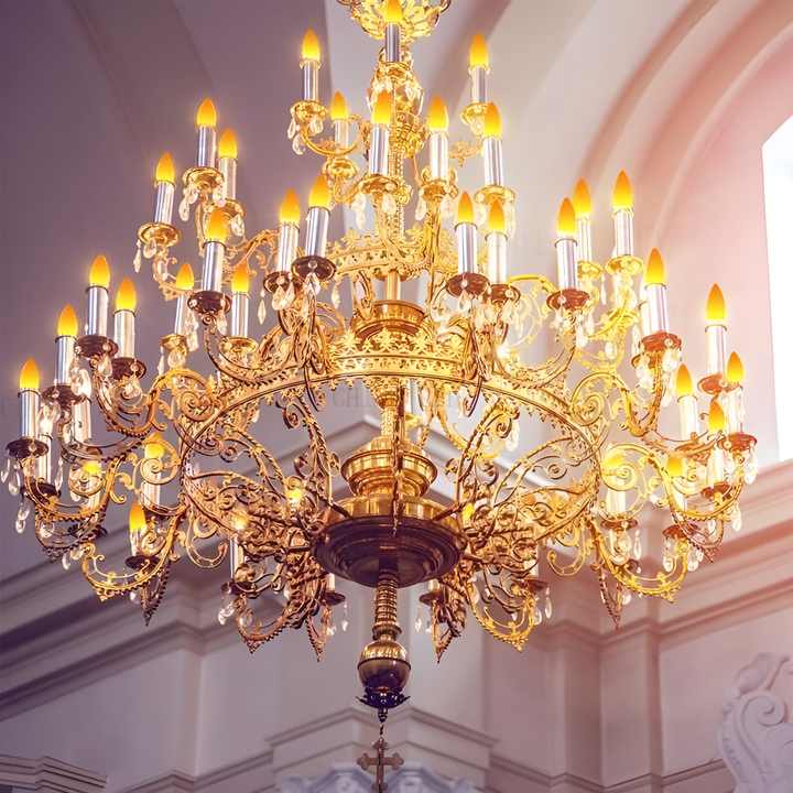 Großer goldener Kronleuchter mit Kerzen in barocker Kirche, luxuriöse Beleuchtung, Dekoration.