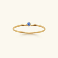 Goldener Ring mit blauem Saphir, minimalistisches Design, eleganter Schmuck für Damen.