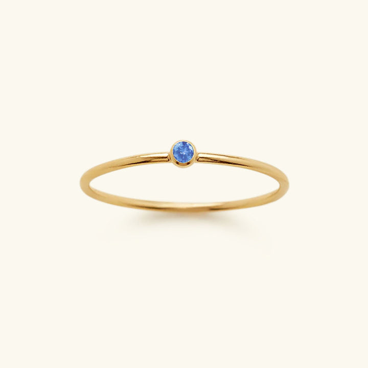 Goldener Ring mit blauem Saphir, minimalistisches Design, eleganter Schmuck für Damen.