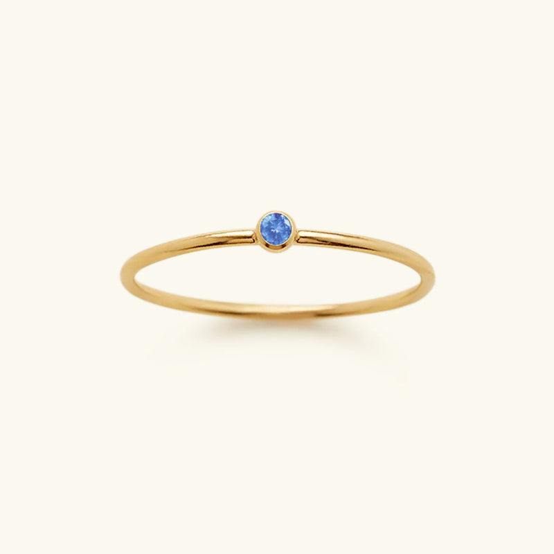 Goldener Ring mit blauem Saphir, minimalistisches Design, eleganter Schmuck für Damen.