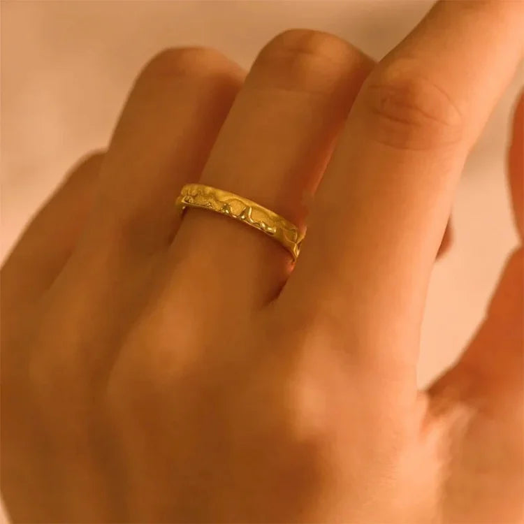 Goldener Damenring mit strukturiertem Design, eleganter Schmuck, modisches Accessoire.