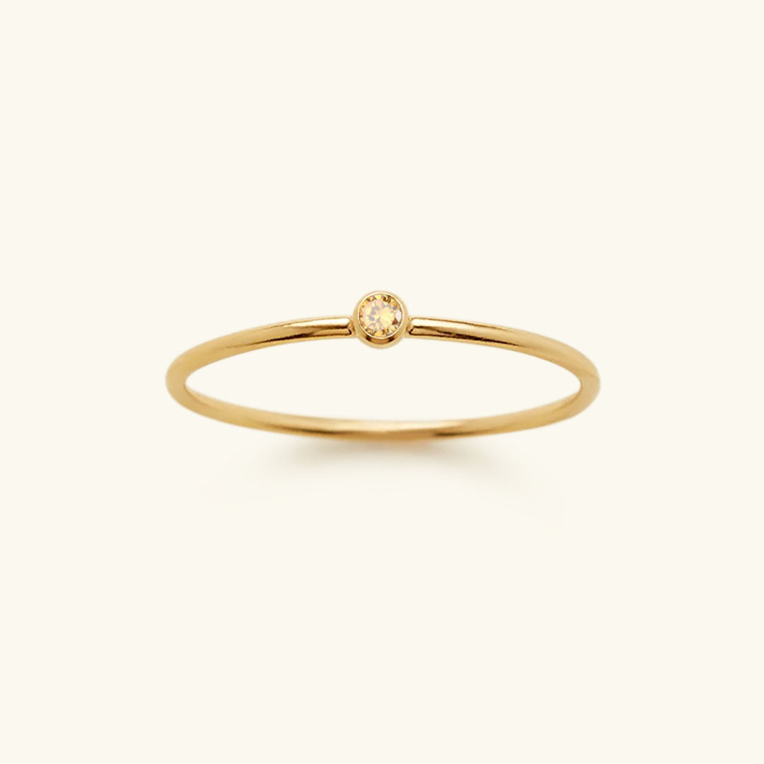 Goldener Ring mit gelbem Edelstein, minimalistisches Design, eleganter Schmuck für Damen.
