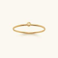 Goldener Ring mit gelbem Edelstein, minimalistisches Design, eleganter Schmuck für Damen.