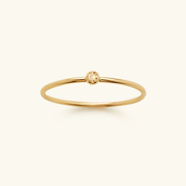 Goldener Ring mit gelbem Edelstein, minimalistisches Design, eleganter Schmuck für Damen.