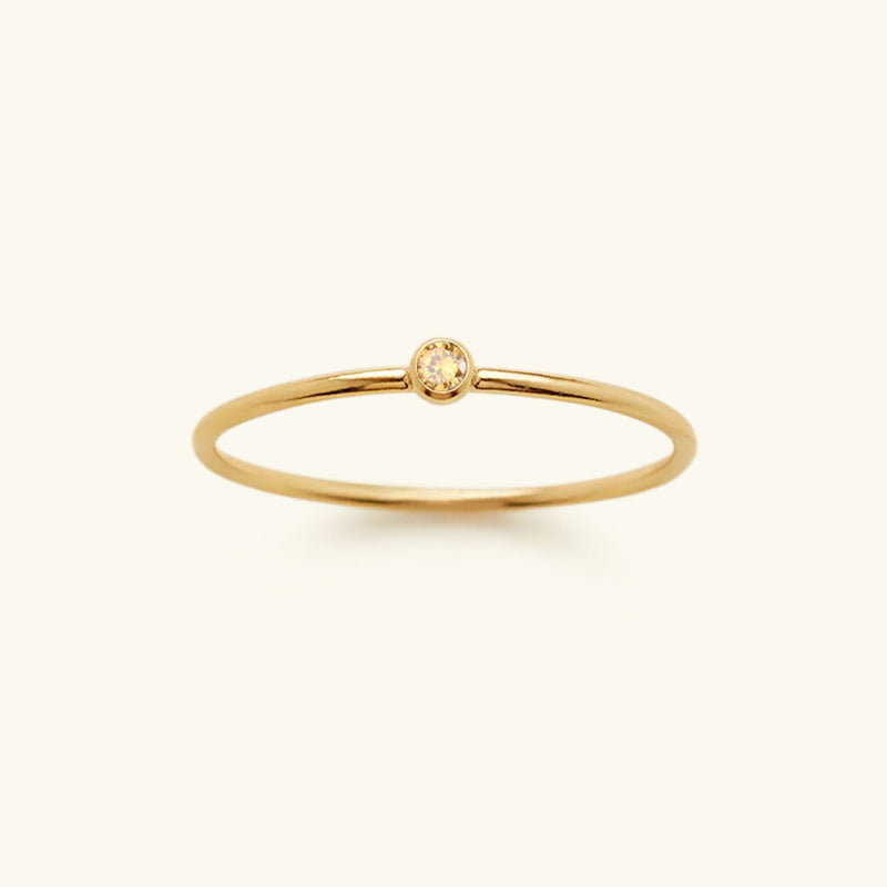 Goldener Ring mit gelbem Edelstein, minimalistisches Design, eleganter Schmuck für Damen.