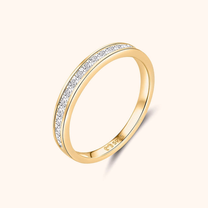 Goldener Damenring mit Diamanten, 14 Karat, elegantes Design, Schmuck für besondere Anlässe.
