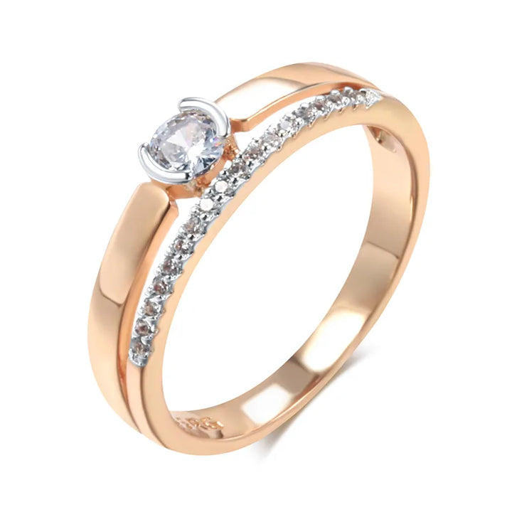 Roségoldener Verlobungsring mit Diamant und Zirkonia, elegantes Schmuckdesign.