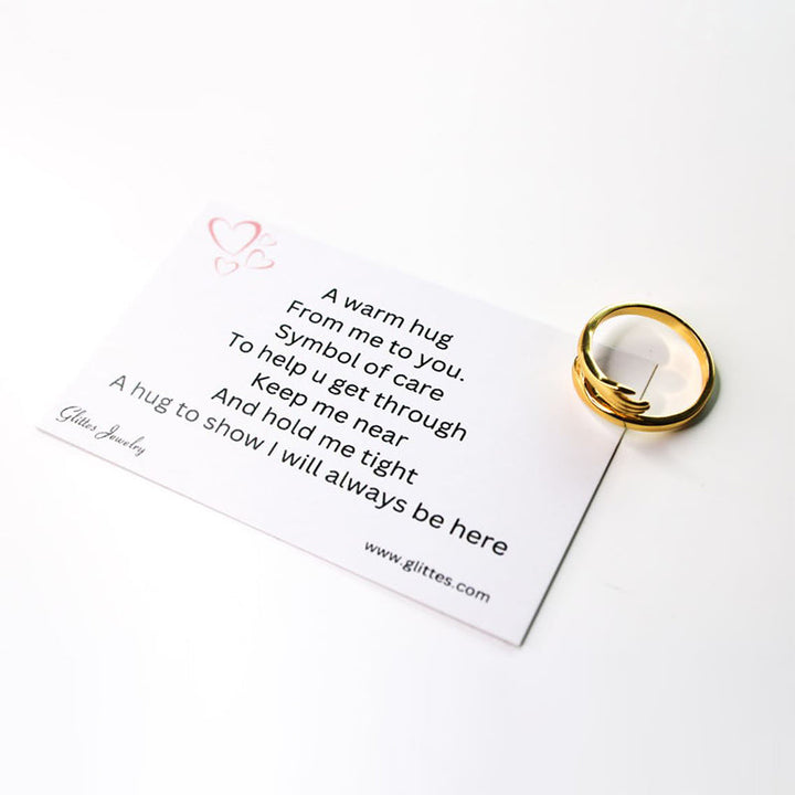 Goldener Ring auf Karte mit Gedicht, Symbol der Fürsorge, Glittes Schmuck.