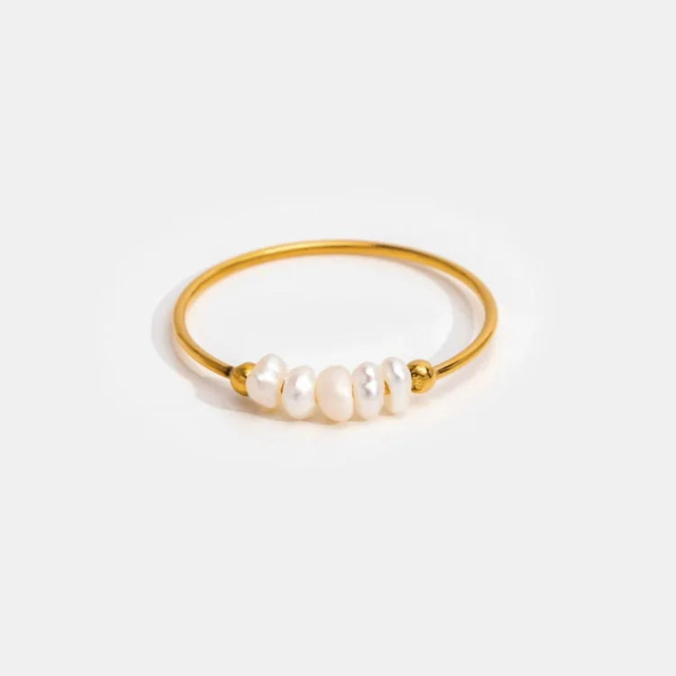 Goldener Ring mit weißen Perlen, minimalistisches Design, eleganter Schmuck für Damen.