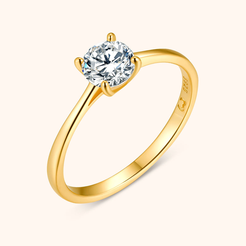Goldener Verlobungsring mit rundem Diamant, elegantes Design, hochwertiger Schmuck.