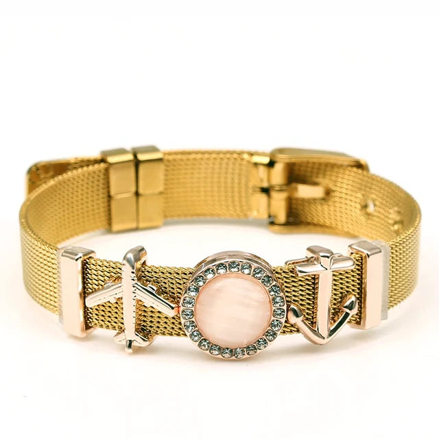 Goldenes Armband mit Anker- und Kreuzsymbolen, rosa Perle, Damenmode, Schmuckaccessoire.