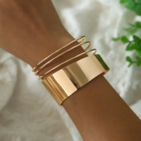 Goldenes Armband-Set, glänzend, modern, Damen-Schmuck, Armreif, elegantes Design, Modeaccessoire.