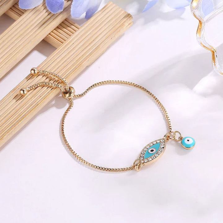 Goldenes Armband mit blauem Nazar-Amulett, verstellbar, modisches Schmuckstück, Damenaccessoire.