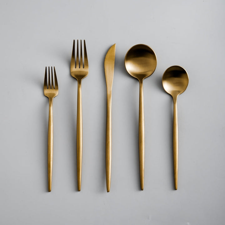 Goldenes Besteckset aus Edelstahl, 5-teilig, modernes Design, ideal für elegante Tischdekoration.