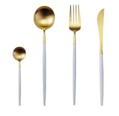 Goldenes Besteckset mit weißem Griff, Löffel, Gabel, Messer, Teelöffel, Edelstahl, modern.