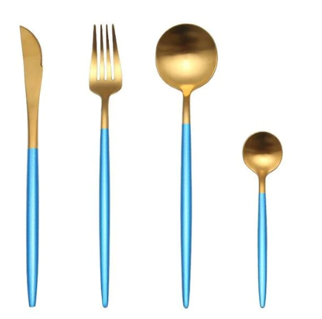 Goldenes Besteckset mit blauen Griffen, Messer, Gabel, Löffel, Teelöffel, Edelstahl, modern.