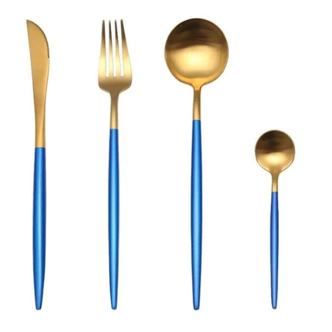 Goldenes Besteckset mit blauen Griffen, Edelstahl, modern, Messer, Gabel, Löffel, Teelöffel.