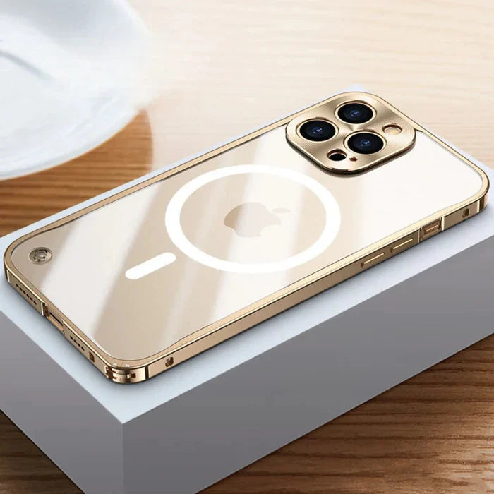 Goldenes iPhone mit MagSafe-Hülle auf Holztisch, dreifache Kamera, elegantes Design.