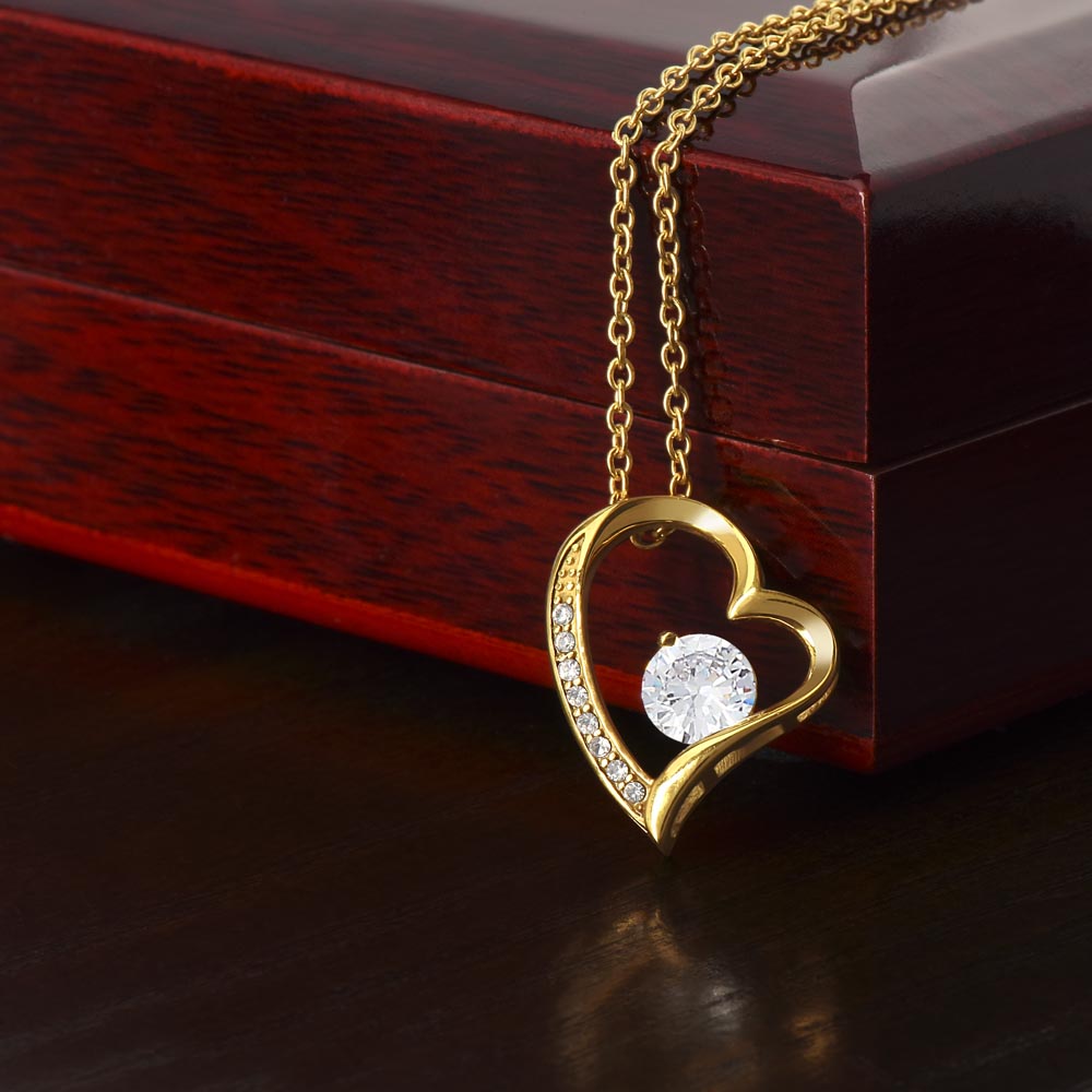 Goldene Herz-Halskette mit Diamantanhänger auf Holzschatulle, eleganter Schmuck, Geschenkidee.