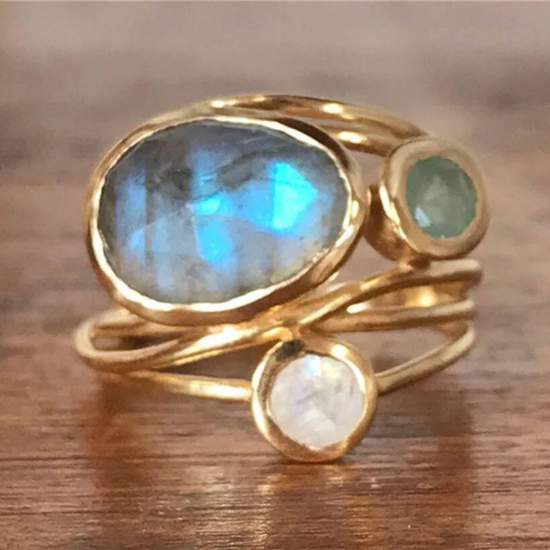 Goldring mit blauem Labradorit und grünem Edelstein, handgefertigt, elegantes Schmuckdesign.