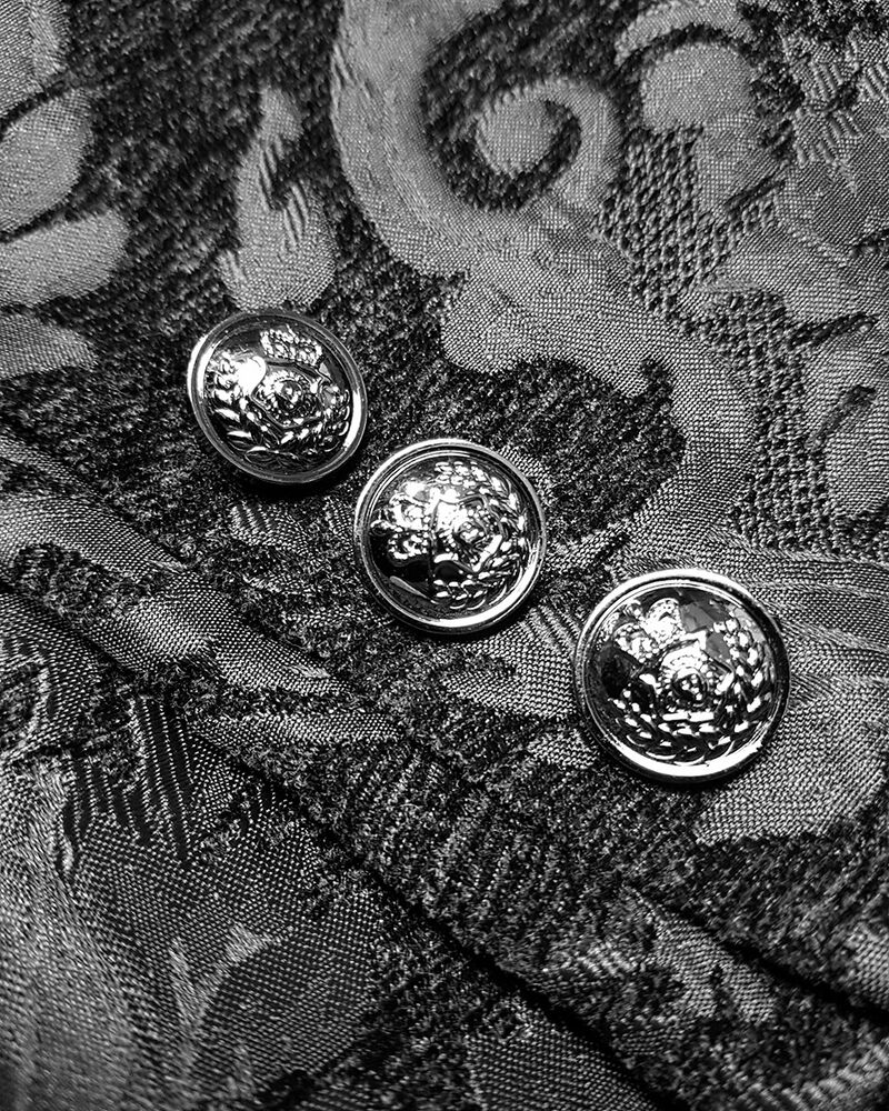 Schwarze Brokat-Damast-Jacke mit silbernen Knöpfen, Gothic Steampunk Stil, Herrenmode.