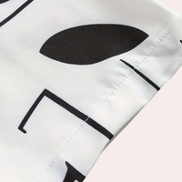 Schwarz-weißes geometrisches Muster auf Stoff, Nahaufnahme, modernes Design, Textilmaterial.