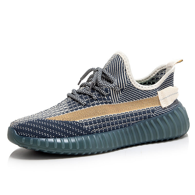 Grauer Sneaker mit gestricktem Obermaterial, blauer Sohle und gelbem Streifen, modische Herrenschuhe.