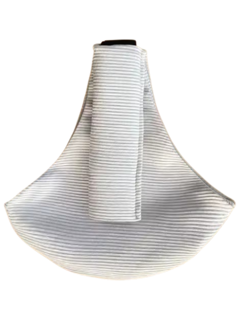 Gestreifter, grauer Babytragesack aus Baumwolle, ergonomisch, bequem, für Neugeborene geeignet.