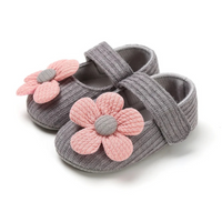 Graue Babyschuhe mit rosa Blumen, Strickmaterial, rutschfest, bequem, modisch.