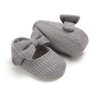 Graue Babystrickschuhe mit Schleife, weiches Material, rutschfest, modisch, bequem.