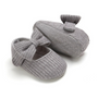 Graue Babystrickschuhe mit Schleife, weiches Material, rutschfest, modisch, bequem.